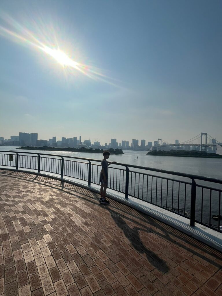 Vista panorámica del Rainbow Bridge desde el puente en Odaiba al atardecer.