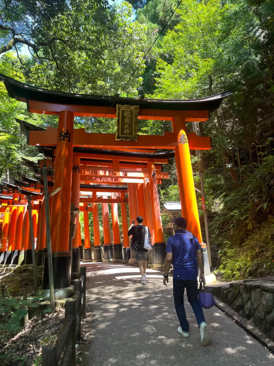 Sendero de Fushimi Inari en Kioto, Japón, con sus famosos torii rojos que forman un túnel para los visitantes