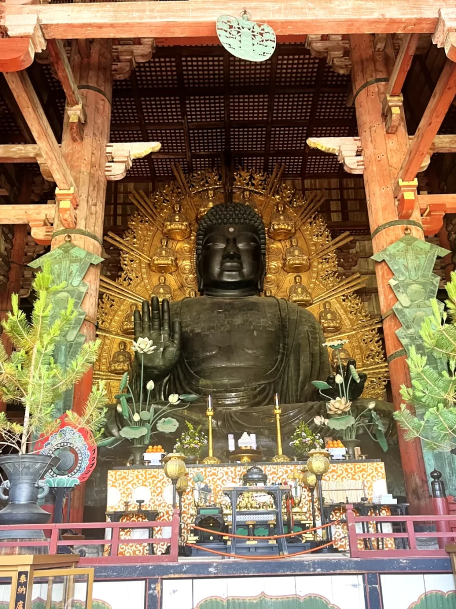 Gran Buda de Todai-ji en Nara, Japón, una de las estatuas más grandes y famosas de Buda en el mundo