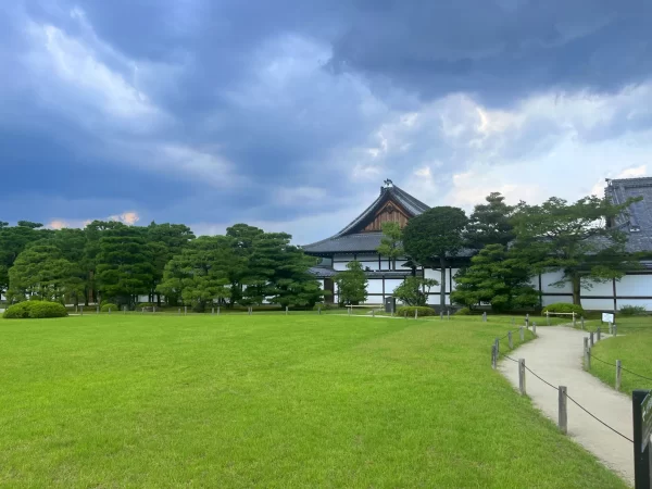 Castillo Nijo-jo en Kioto, Patrimonio de la Humanidad con arquitectura tradicional japonesa