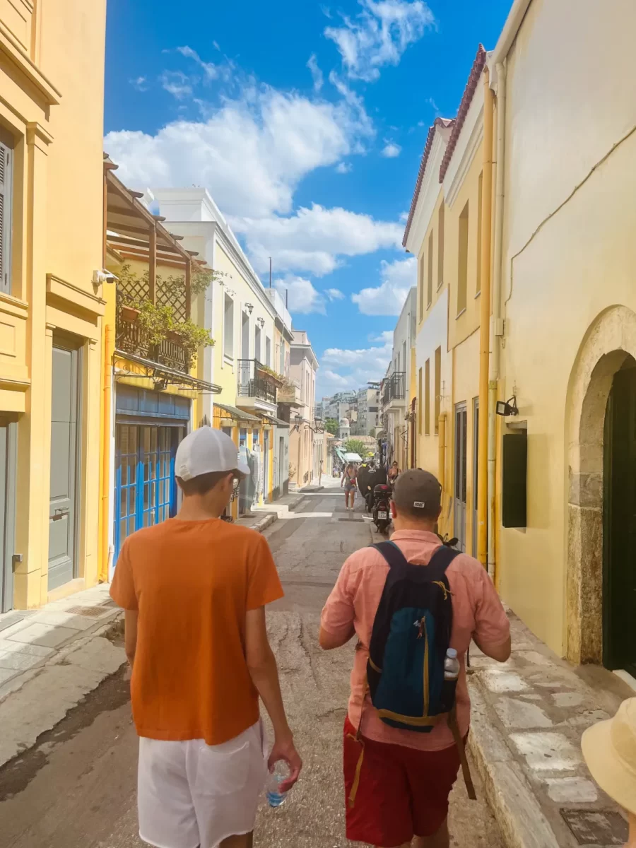 Caminando por las calles del barrio de Monastiraki en Atenas